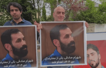 Menschen halten Porträts des hingerichteten iranischen Demonstranten Shahram Sadeghi