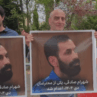 Menschen halten Porträts des hingerichteten iranischen Demonstranten Shahram Sadeghi