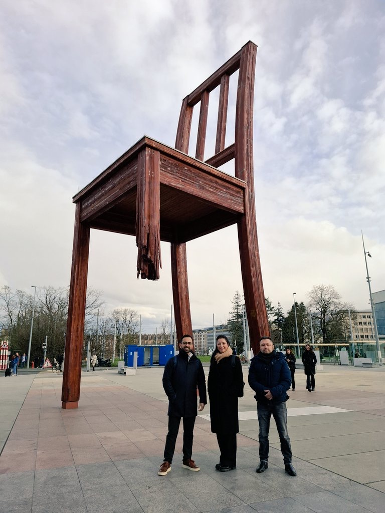 Vertreterinnen und Vertreter von Junge Stimmen für Freiheit vor dem Broken-Chair-Denkmal in Genf