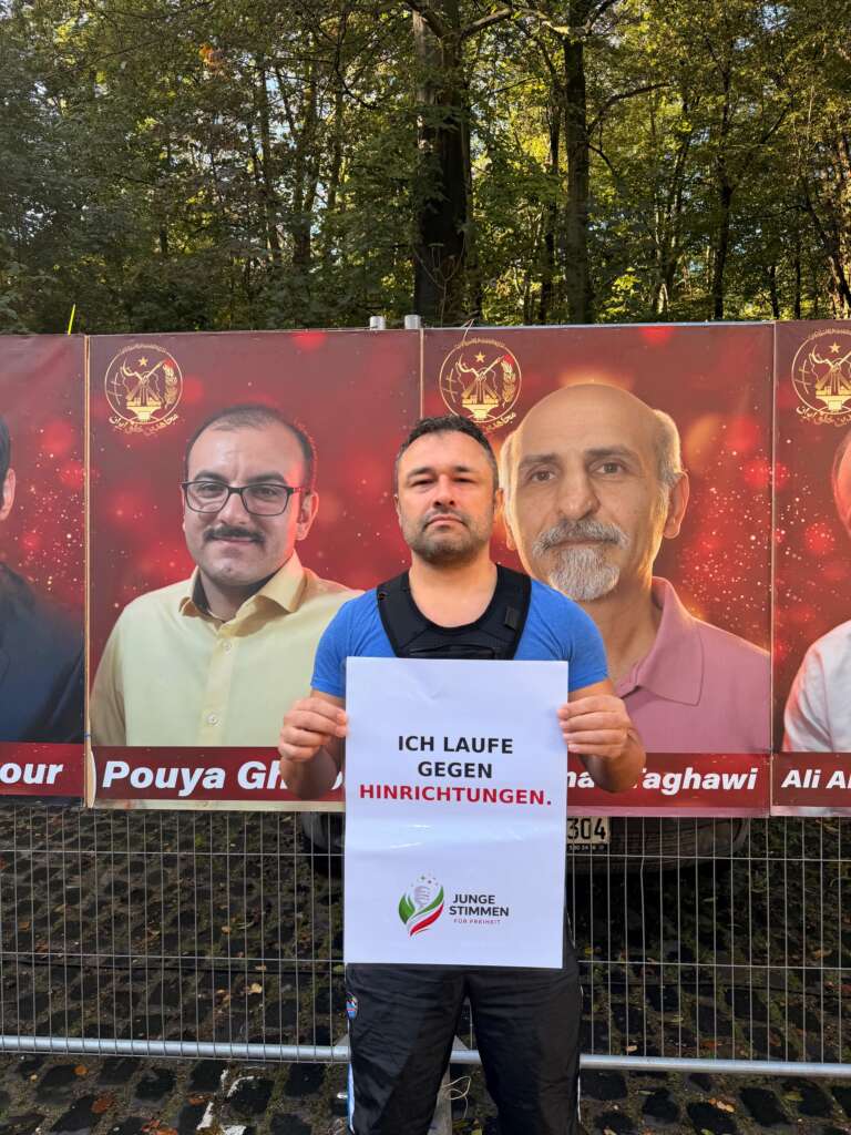 Teilnehmer beim Solidaritätslauf in Köln mit dem Schild „Ich laufe gegen Hinrichtungen“.