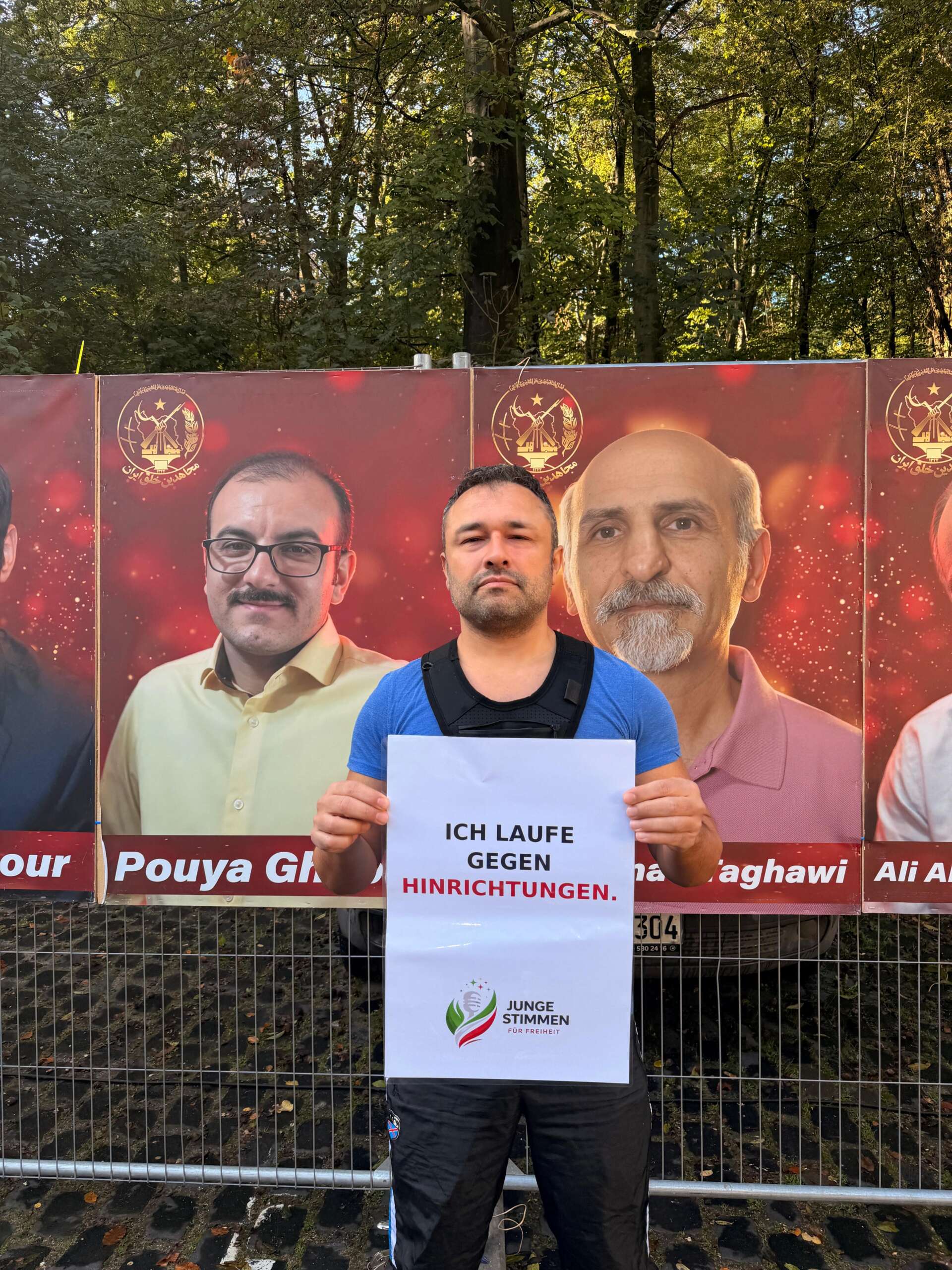 Teilnehmer mit dem Schild „Ich laufe gegen Hinrichtungen“.