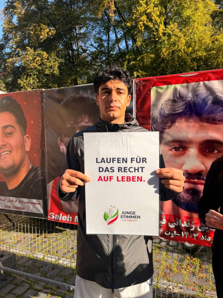 Teilnehmer beim Solidaritätslauf in Köln mit dem Schild „Laufen für das Recht auf Leben“.